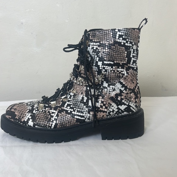 Pretty Little Thing Snake Diamante Detail Combat Ankle Boots Sz 9 - Picture 8 of 16